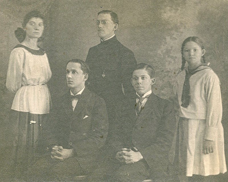 Дети о.Н.Чукова Анна, Борис, Николай, Александр, Вера Чуковы. 1922 г.