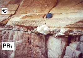Рис. 2 Стратиграфическое несогласие между кембрийскими песчаниками формации Тапеатс (, возраст 540 млн. лет) и нижнепротерозойскими PR1 (возраст 1680–1840 млн. лет) отложениями в Большом Каньоне р. Колорадо.